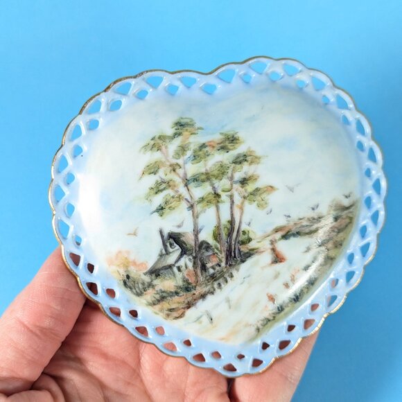Heart shaped porcelain trinket box, hand painted pastoral scene on pierced lid - Picture 3 of 10